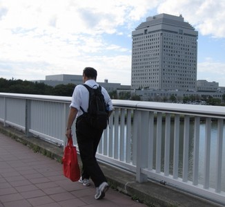 さっぱりした服装で軽快に歩く知り合い