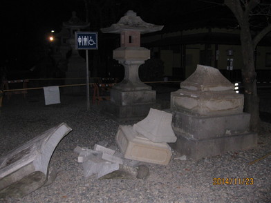 11月22日の地震で落ちた善光寺の石灯篭