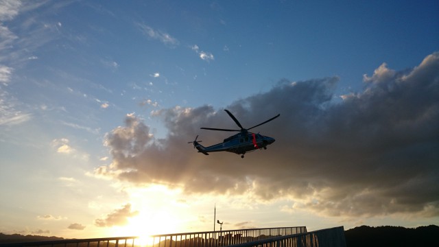 夕暮れの県警ヘリ