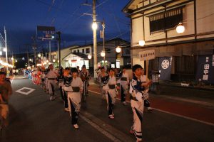 7月14日　浦佐民謡流し　「左手を腰にあてて　右手で　さ～んよ、さんよ～♪」　 事前の講習会の成果は？　トホホ