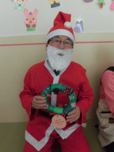 １２月２０日 院内保育所めごめご サンタさん訪問 クリスマスリースに良寛様も大喜び
