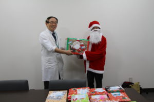 １２月１２日　「サンタプロジェクトうおぬま」入院の子どもたちに絵本のプレゼント