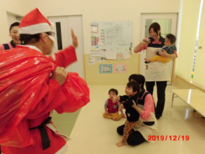 １２月１９日　院内保育園「めごめご」クリスマス会　乗せ上手の保育士さん　サンタも思わず踊りだす