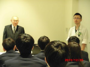 12月25日　国際情報高校1、2年生29名魚沼基幹病院見学　高校の先輩医師と八海山がお出迎え　私は「どこでもドア」のドラえもんネクタイ